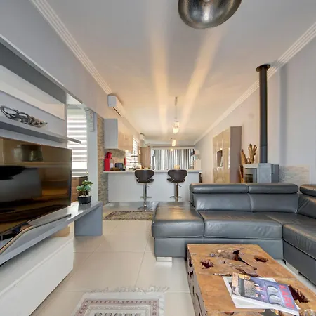 Modern 2br Penthouse With Rooftop Terrace & Bbq