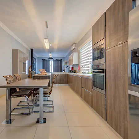 Modern 2br Penthouse With Rooftop Terrace & Bbq