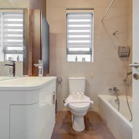 Modern 2br Penthouse With Rooftop Terrace & Bbq