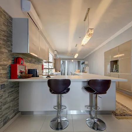 Modern 2br Penthouse With Rooftop Terrace & Bbq